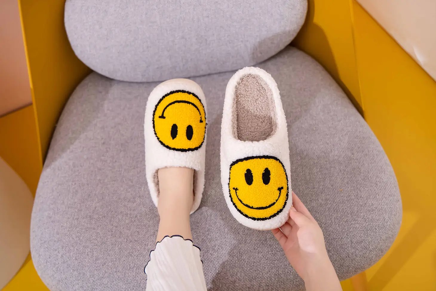 Smiley Face Fluffy Slippers (White) - Medium (6.5-7.5/39-40) - Slippers