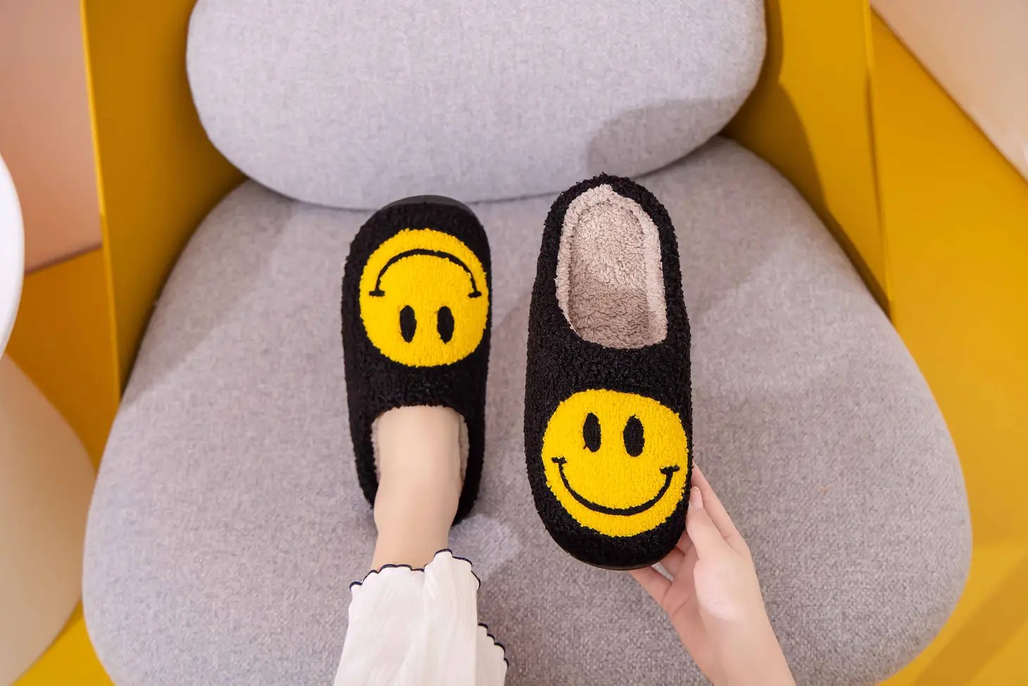Smiley Face Fluffy Slippers (Black) - Small (5.5-6.5/37-38) - Slippers