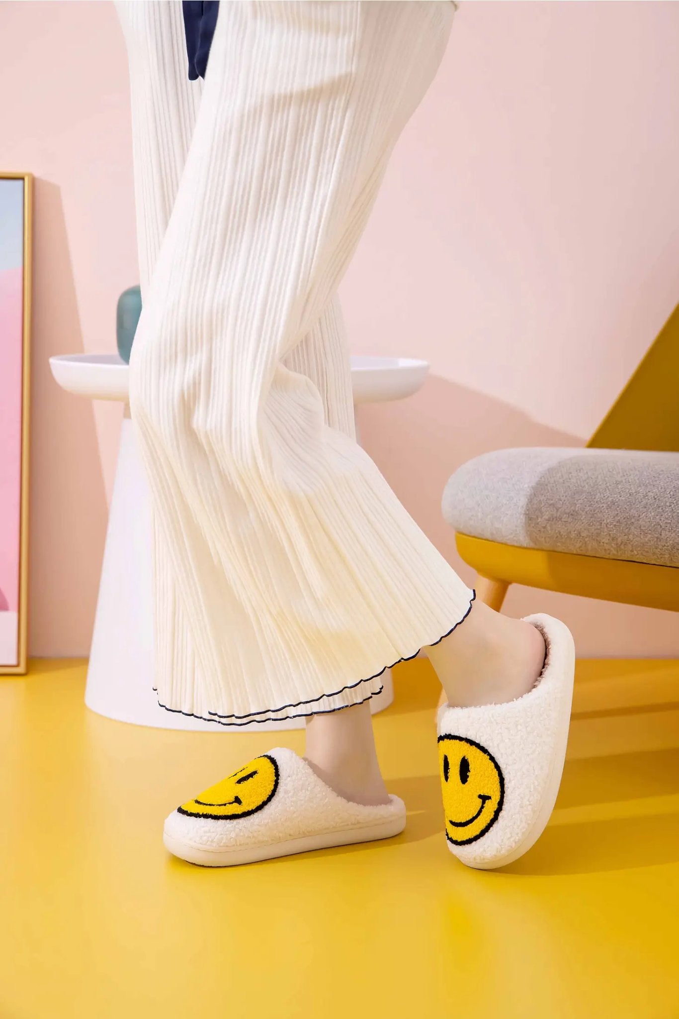 Smiley Face Fluffy Slippers (White) - Medium (6.5-7.5/39-40) - Slippers