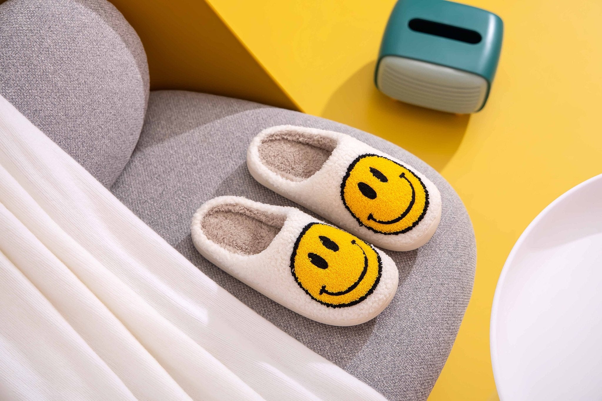 Smiley Face Fluffy Slippers (White) - Small (5.5-6.5/37-38) - Slippers